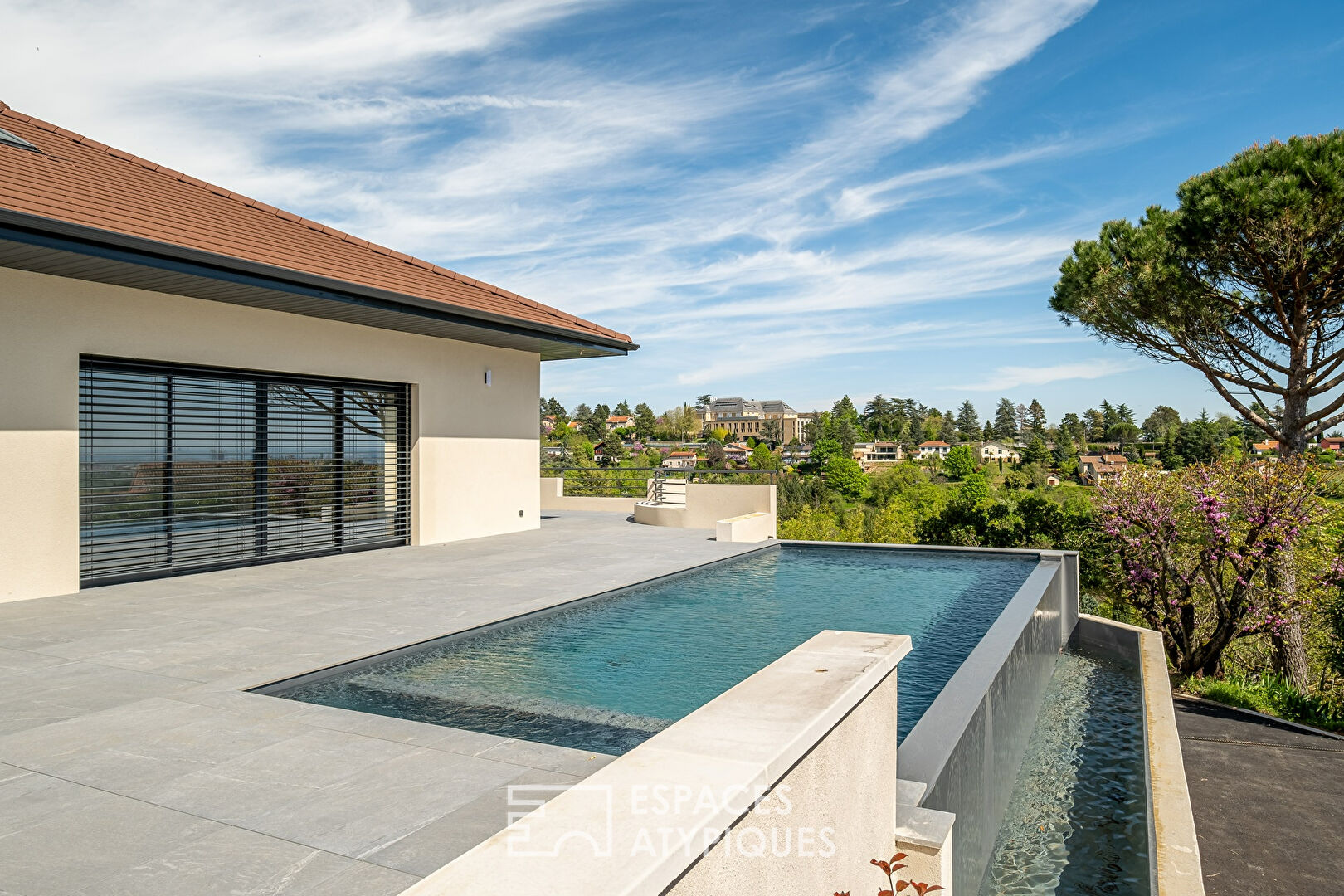Contemporaine avec vue sur lyon et piscine à debordement