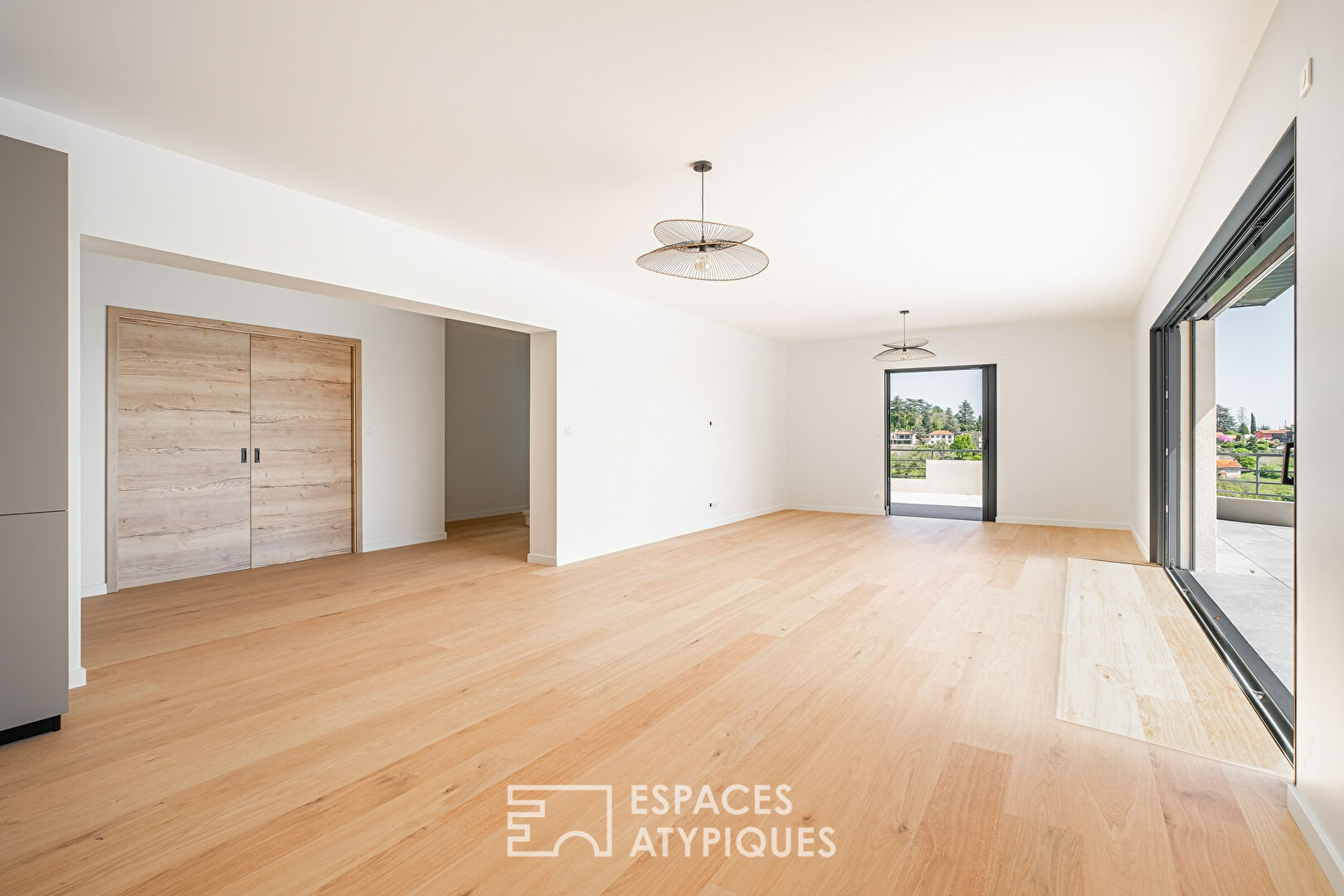 Contemporaine avec vue sur lyon et piscine à debordement