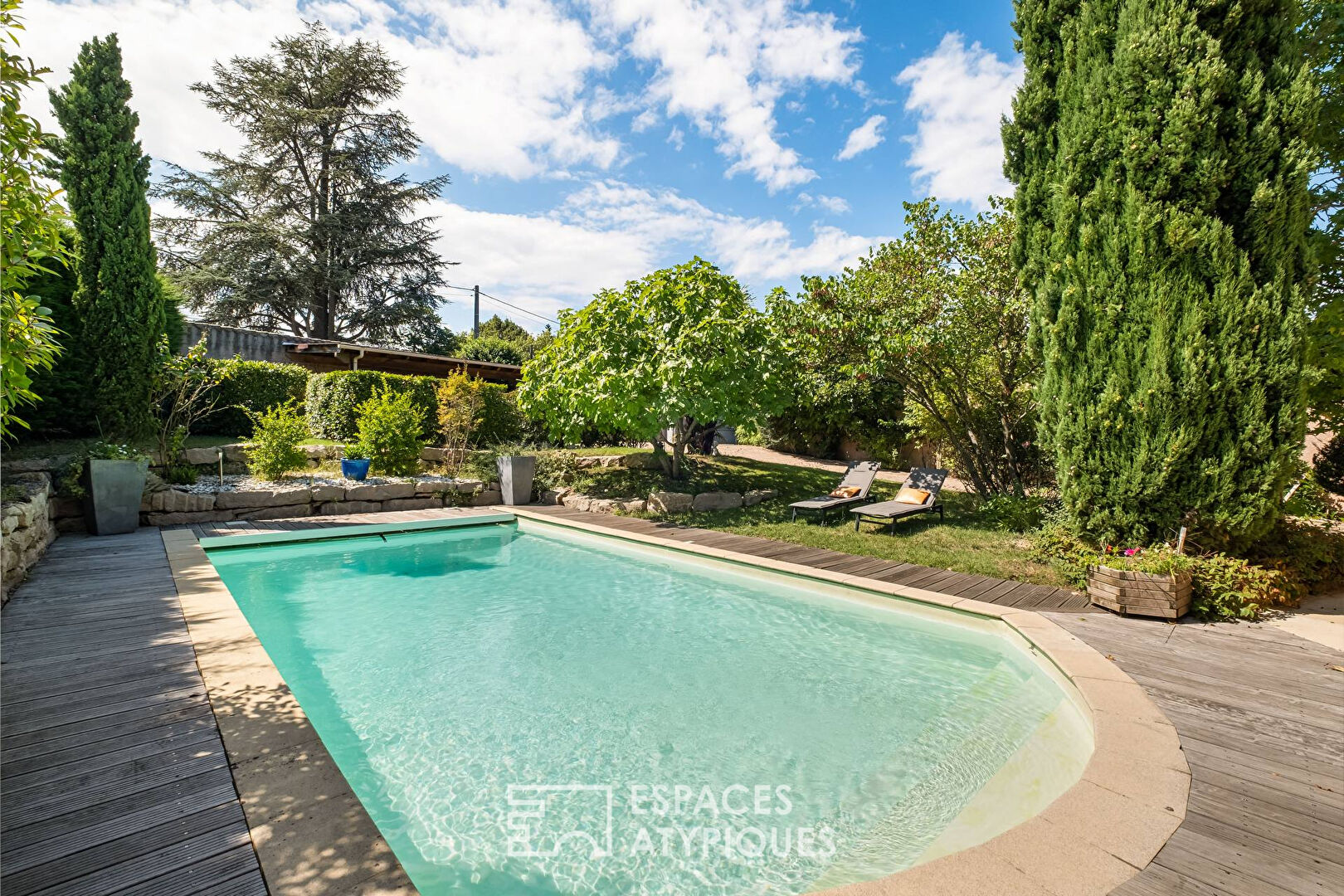 Architect-designed house with swimming pool in a quiet residential area