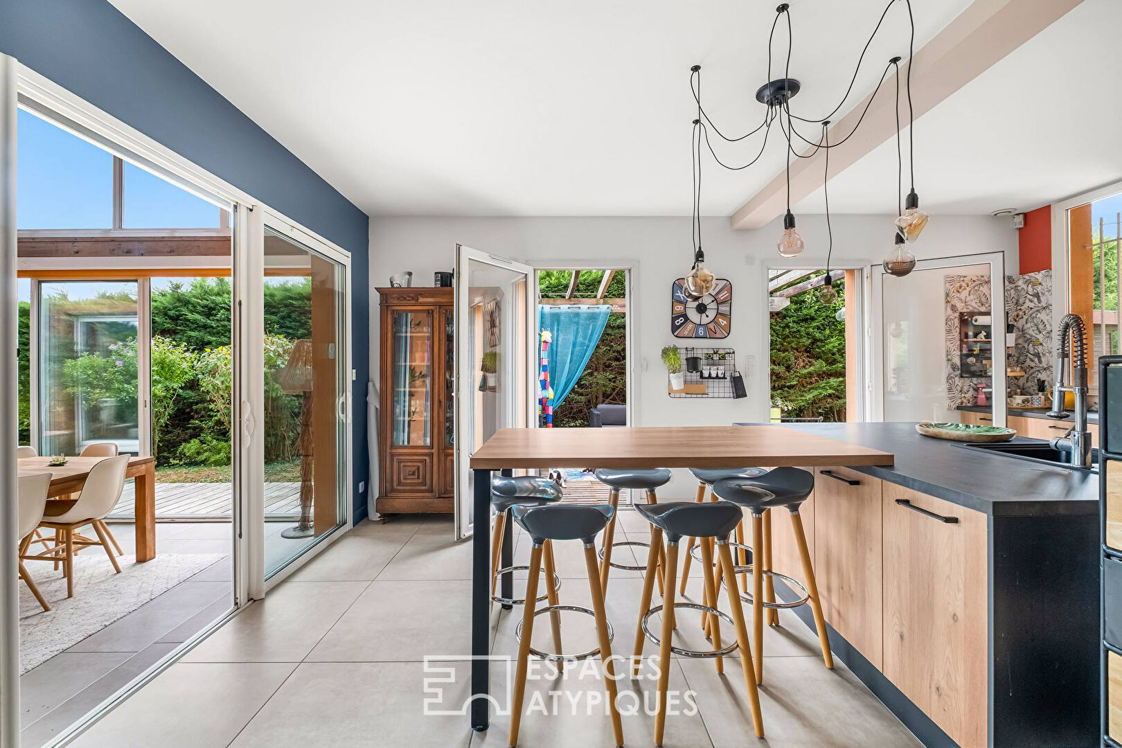 Architect-designed house with swimming pool in a quiet residential area