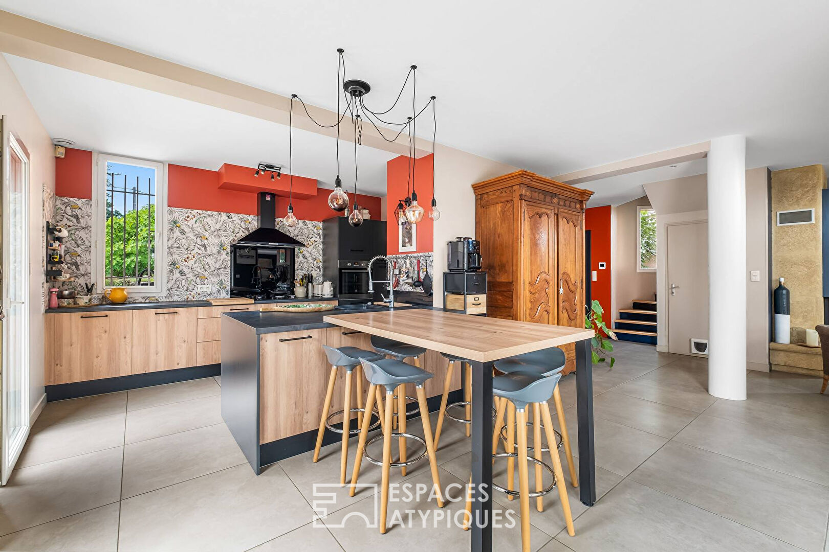 Architect-designed house with swimming pool in a quiet residential area