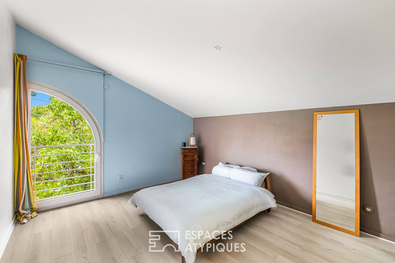 Architect-designed house with swimming pool in a quiet residential area
