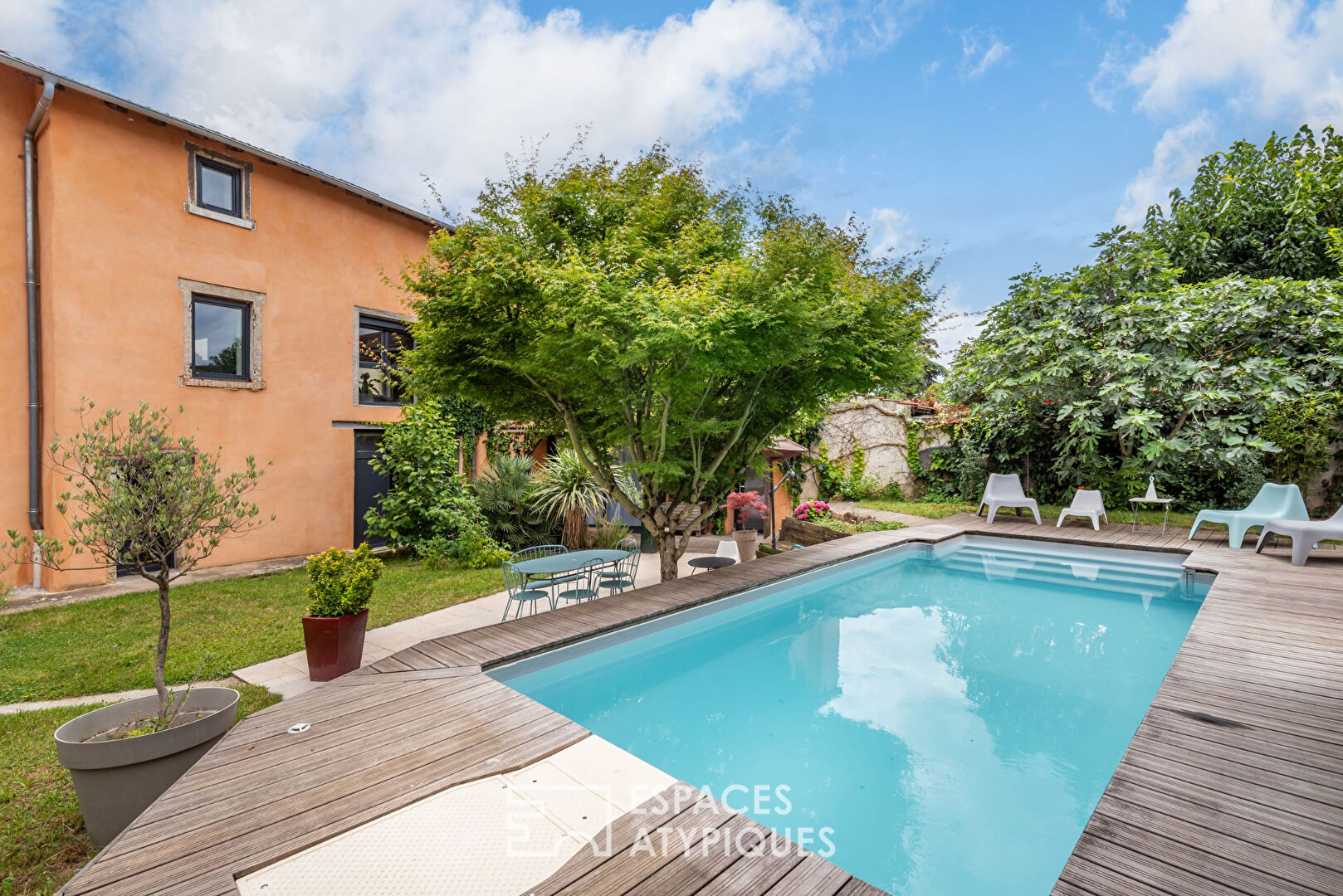 Renovated old farmhouse with swimming pool and independent studio
