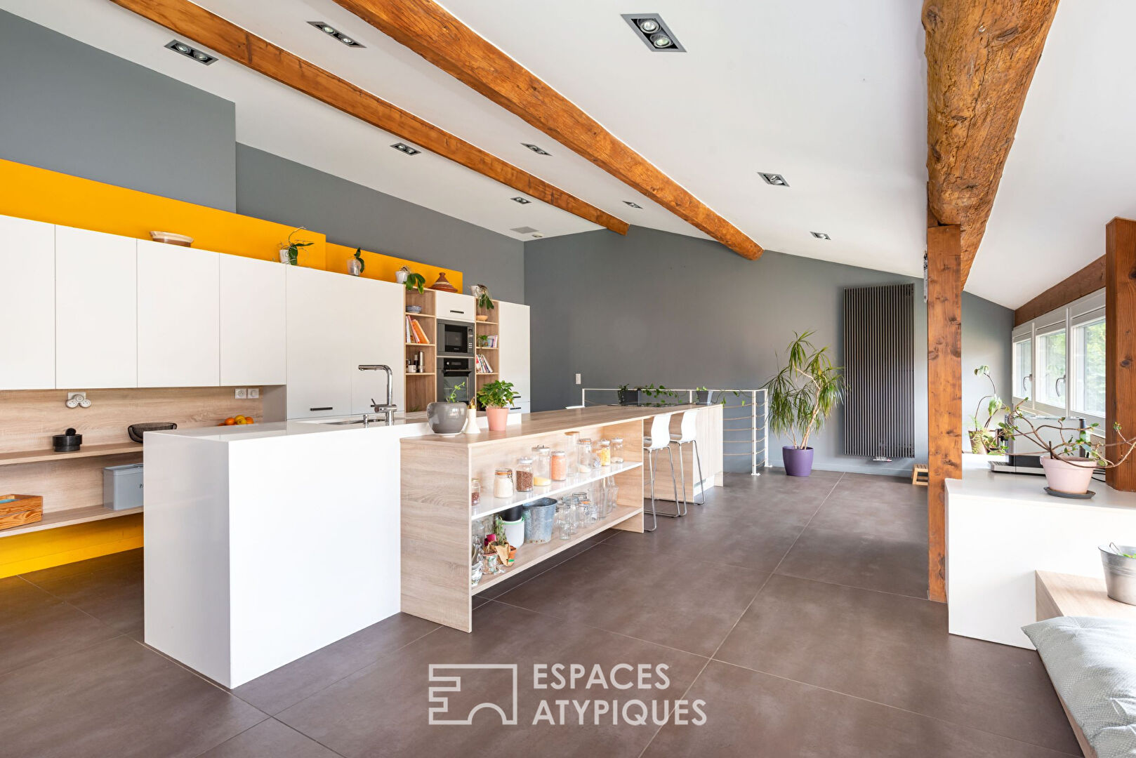Renovated old farmhouse with swimming pool and independent studio