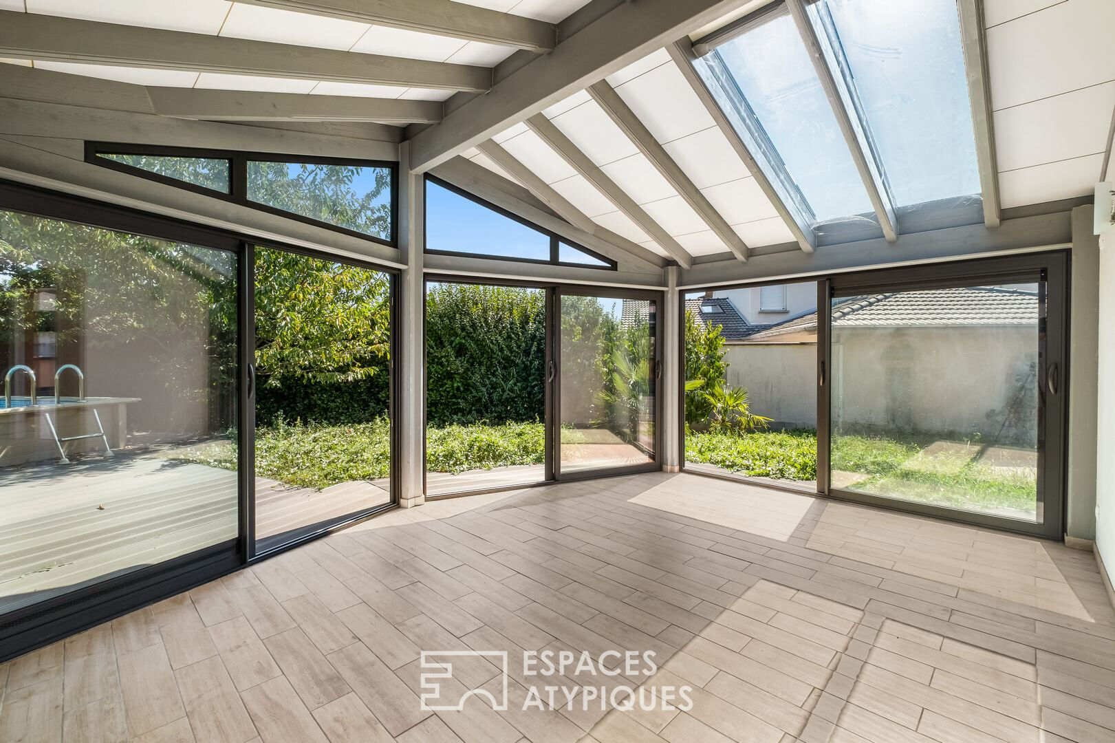 Maison moderne avec piscine
