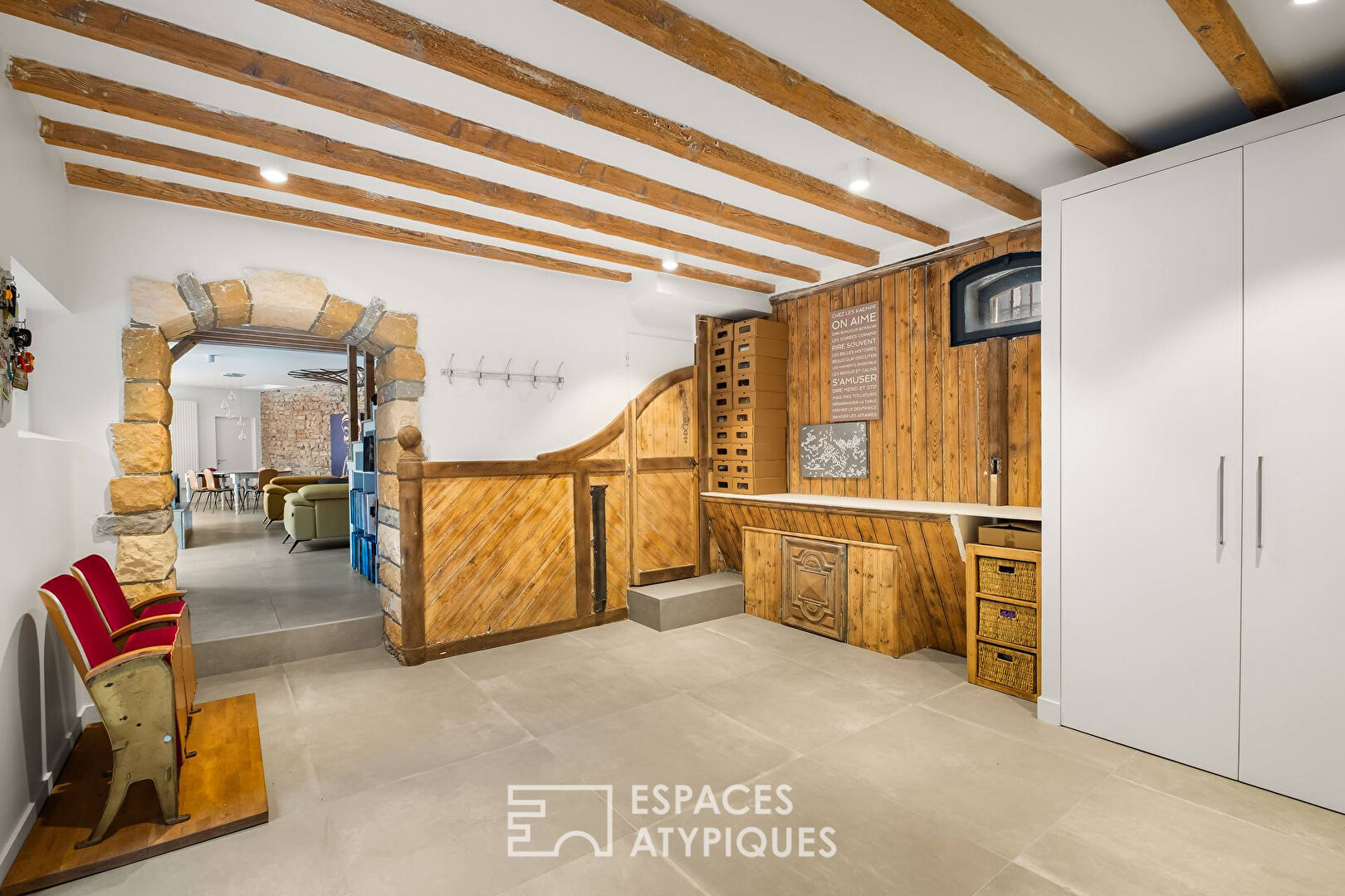 Anciennes écuries rénovées par architecte avec jardin bucolique et piscine proche île-Barbe