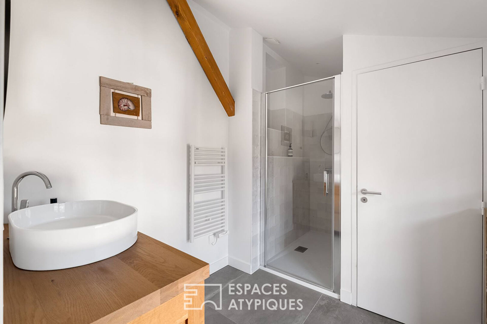 Anciennes écuries rénovées par architecte avec jardin bucolique et piscine proche île-Barbe