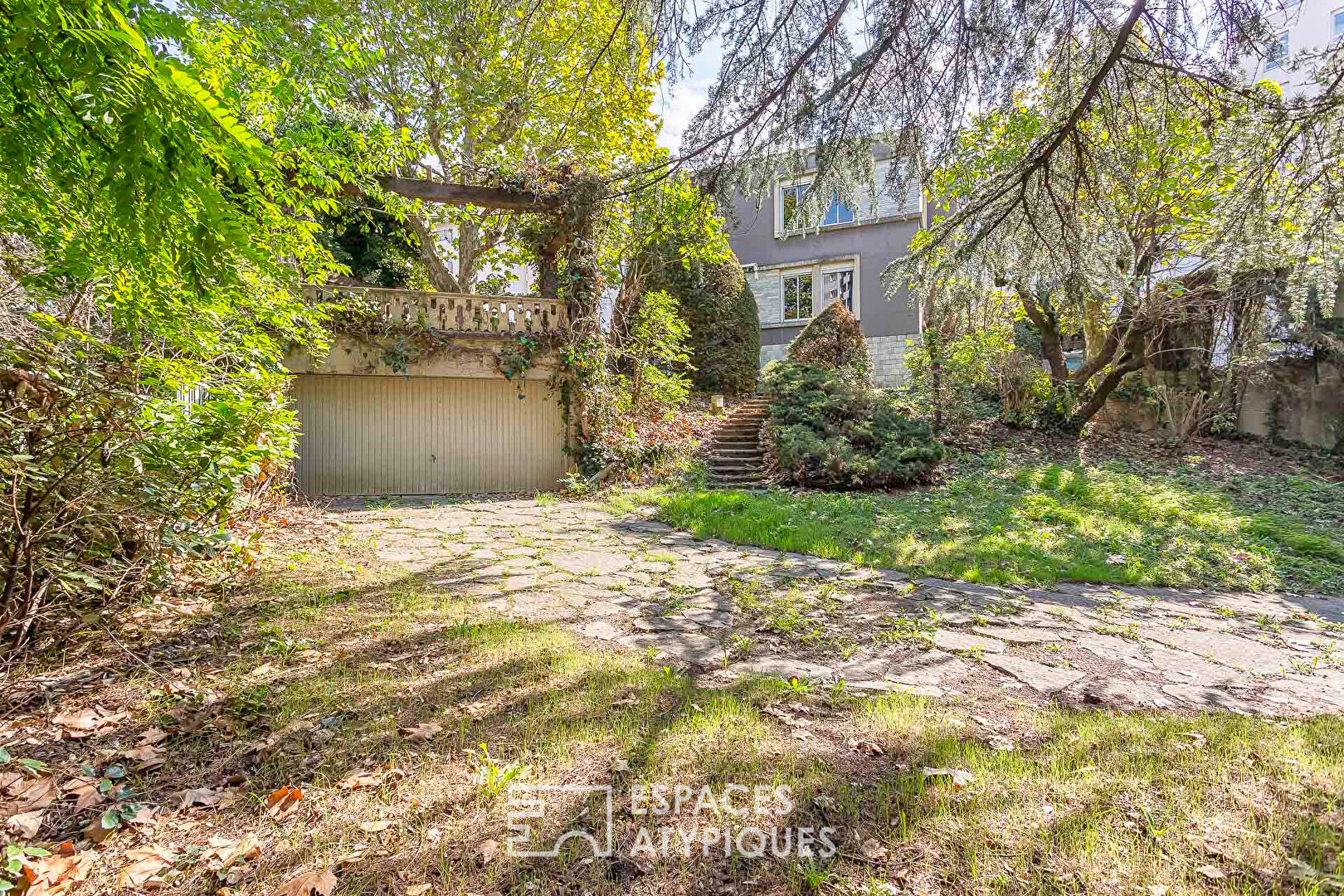 Maison familiale avec jardin et garage au pied du métro