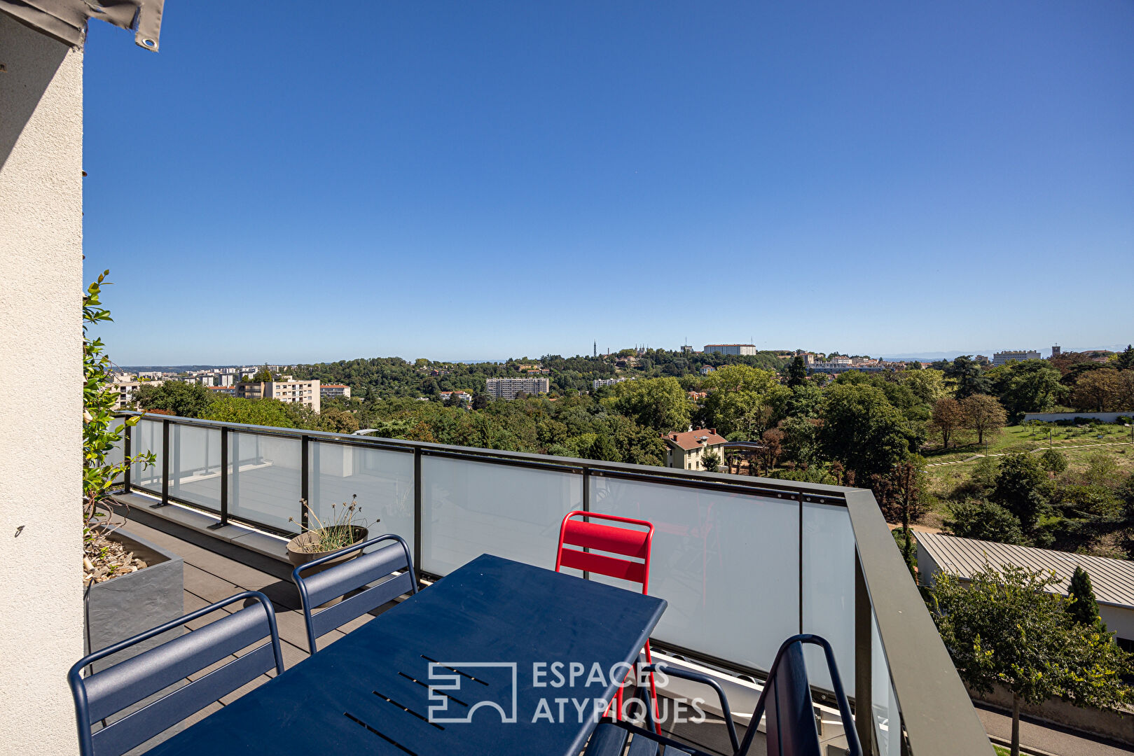 Top-floor duplex with terrace and breathtaking view of the Fourvière Basilica