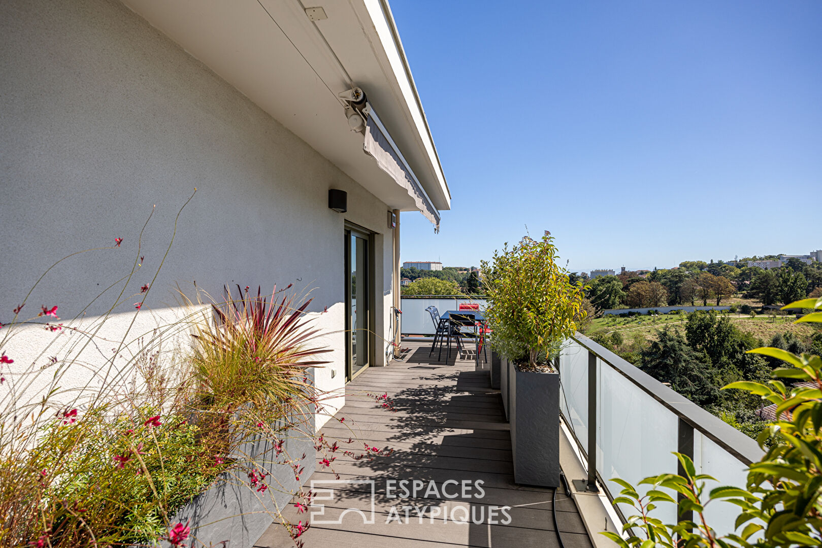 Top-floor duplex with terrace and breathtaking view of the Fourvière Basilica