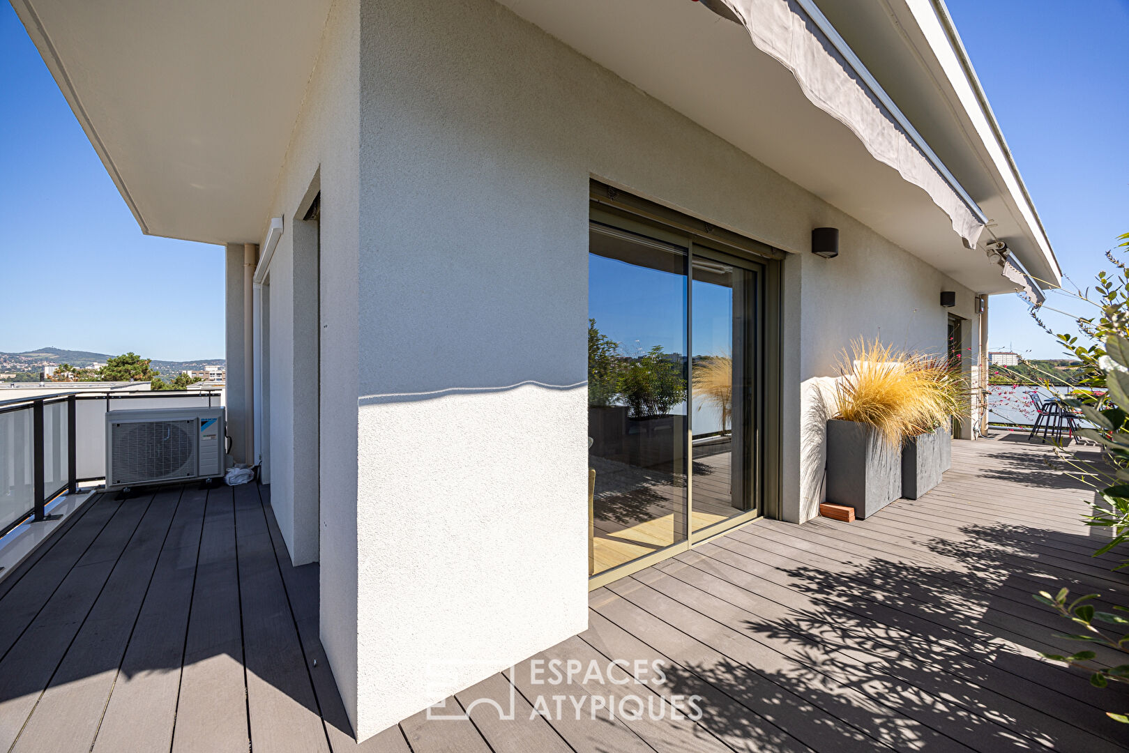 Top-floor duplex with terrace and breathtaking view of the Fourvière Basilica