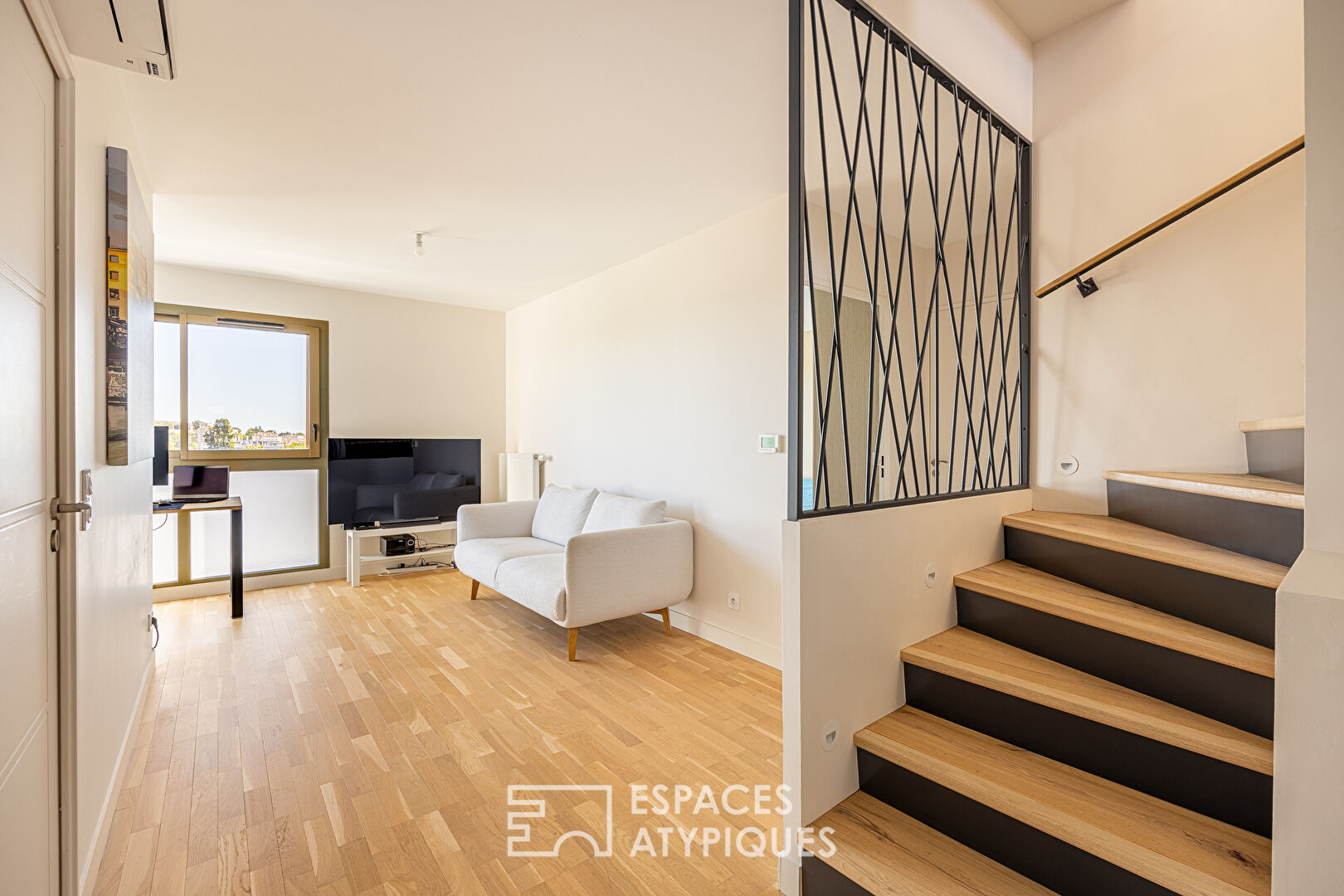 Top-floor duplex with terrace and breathtaking view of the Fourvière Basilica