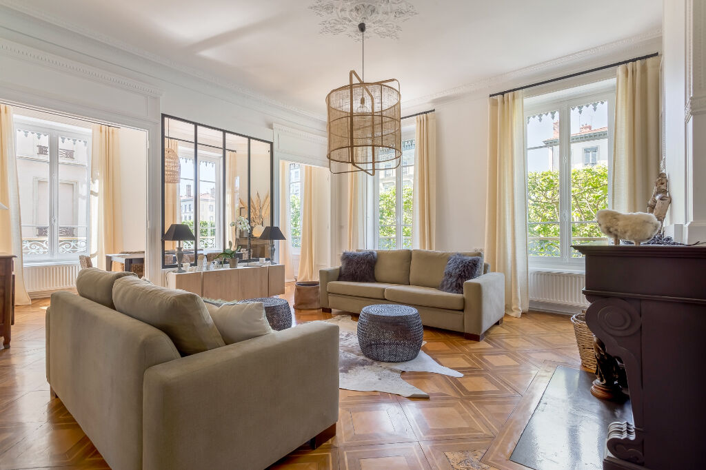 Apartment renovated by architect in Foch