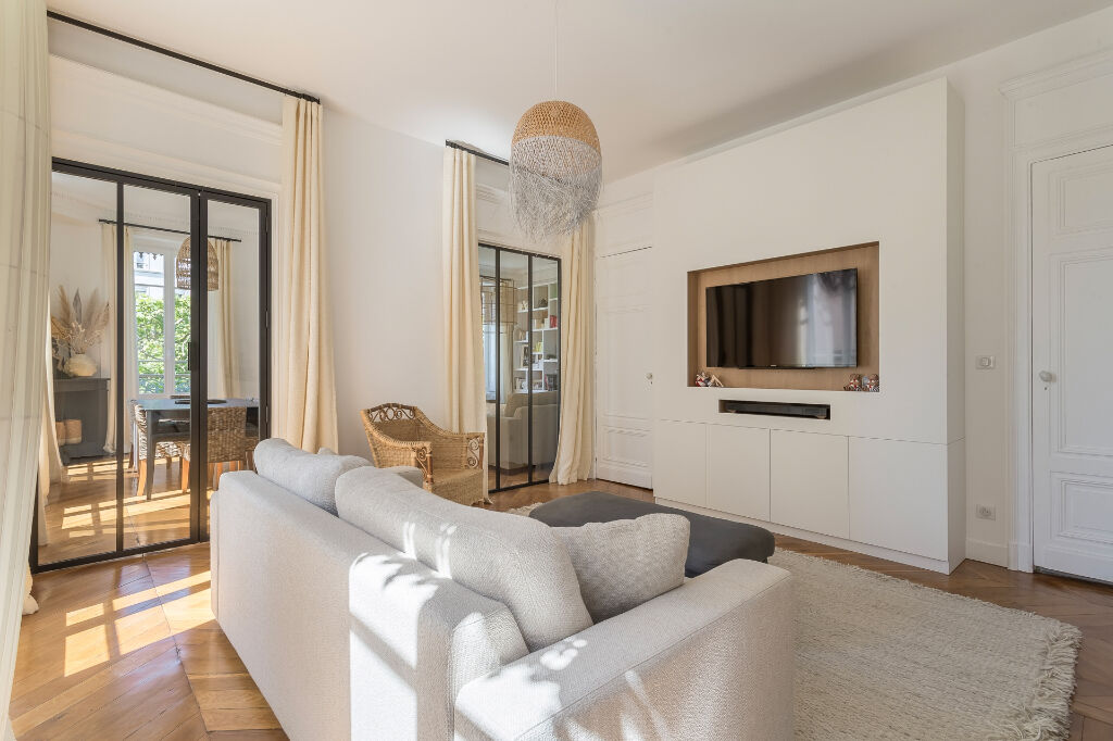 Apartment renovated by architect in Foch