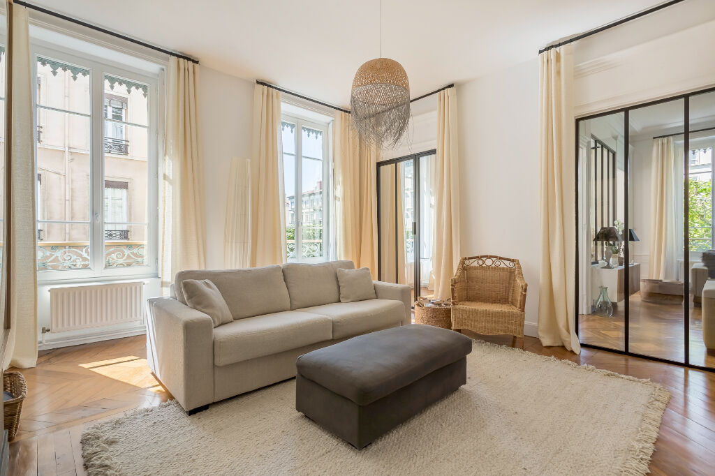 Apartment renovated by architect in Foch