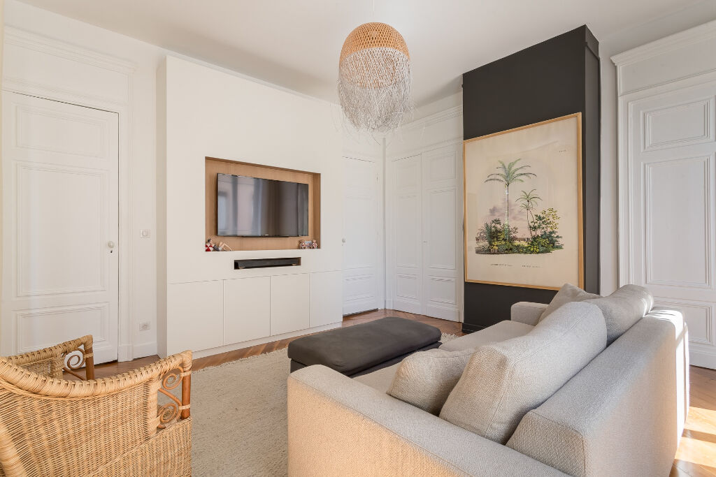 Apartment renovated by architect in Foch