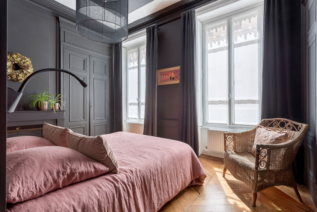 Apartment renovated by architect in Foch