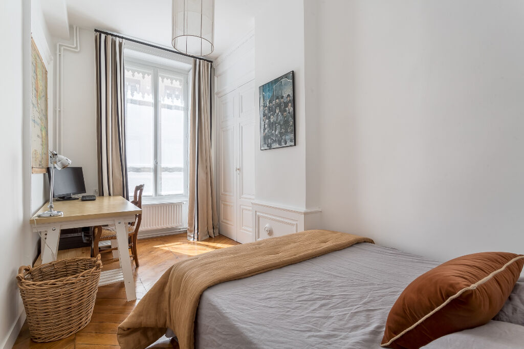 Apartment renovated by architect in Foch