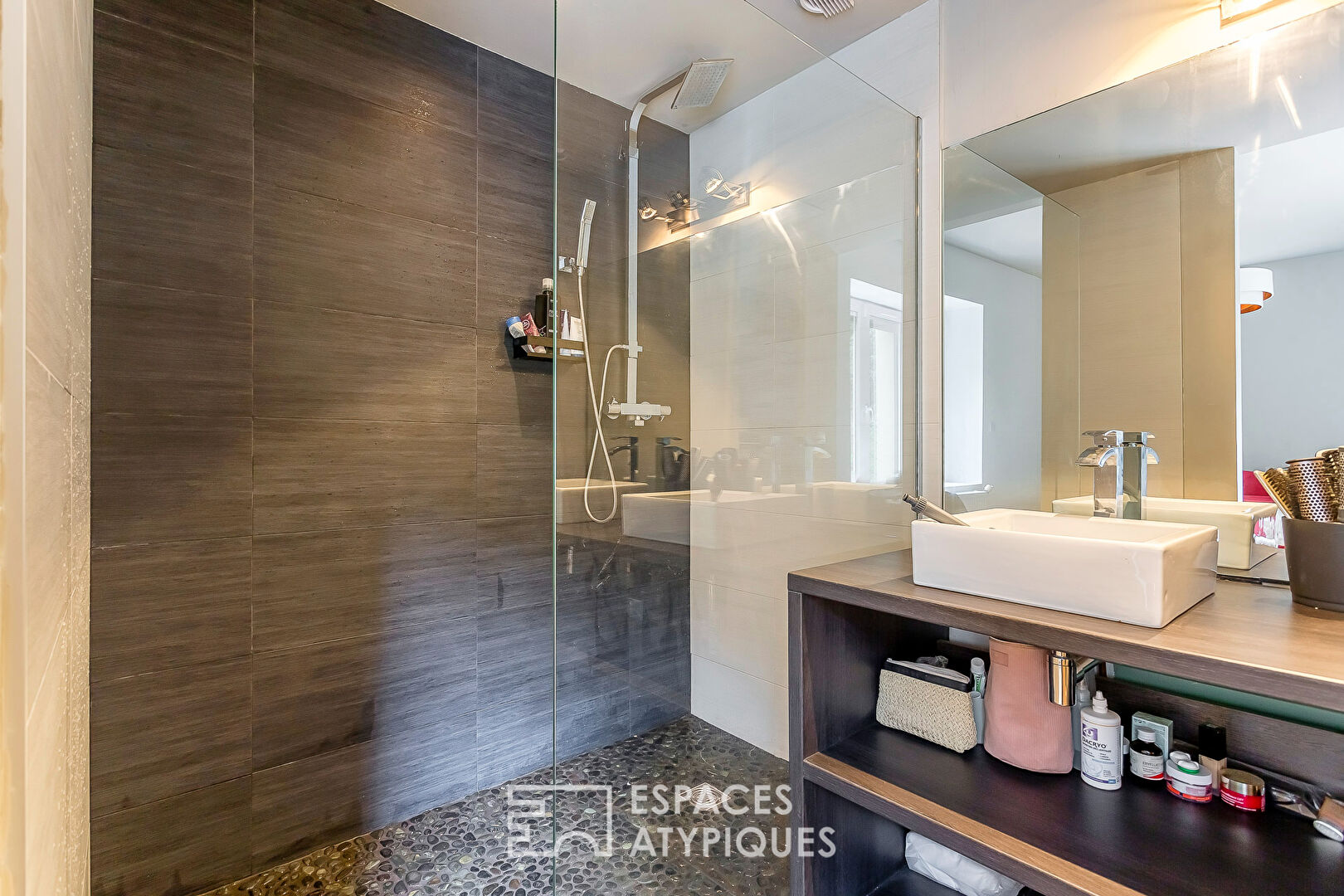 Appartement rénové dans un ancien moulin avec terrasse