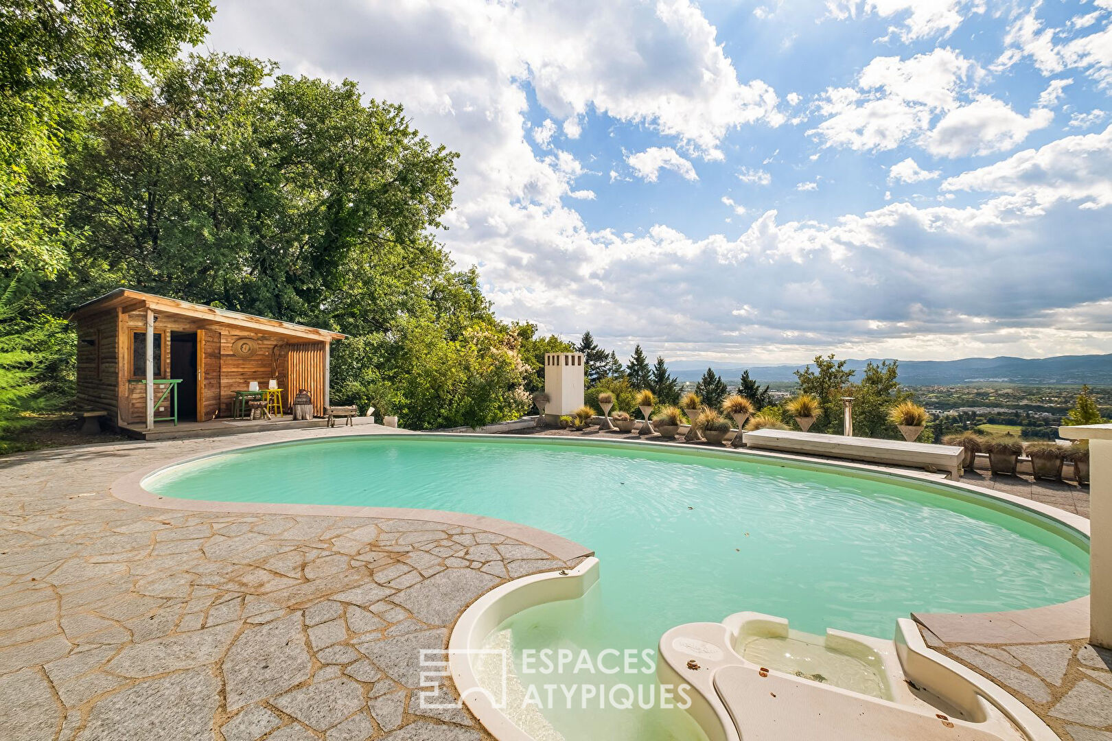 Maison brutaliste avec piscine et vue incroyable