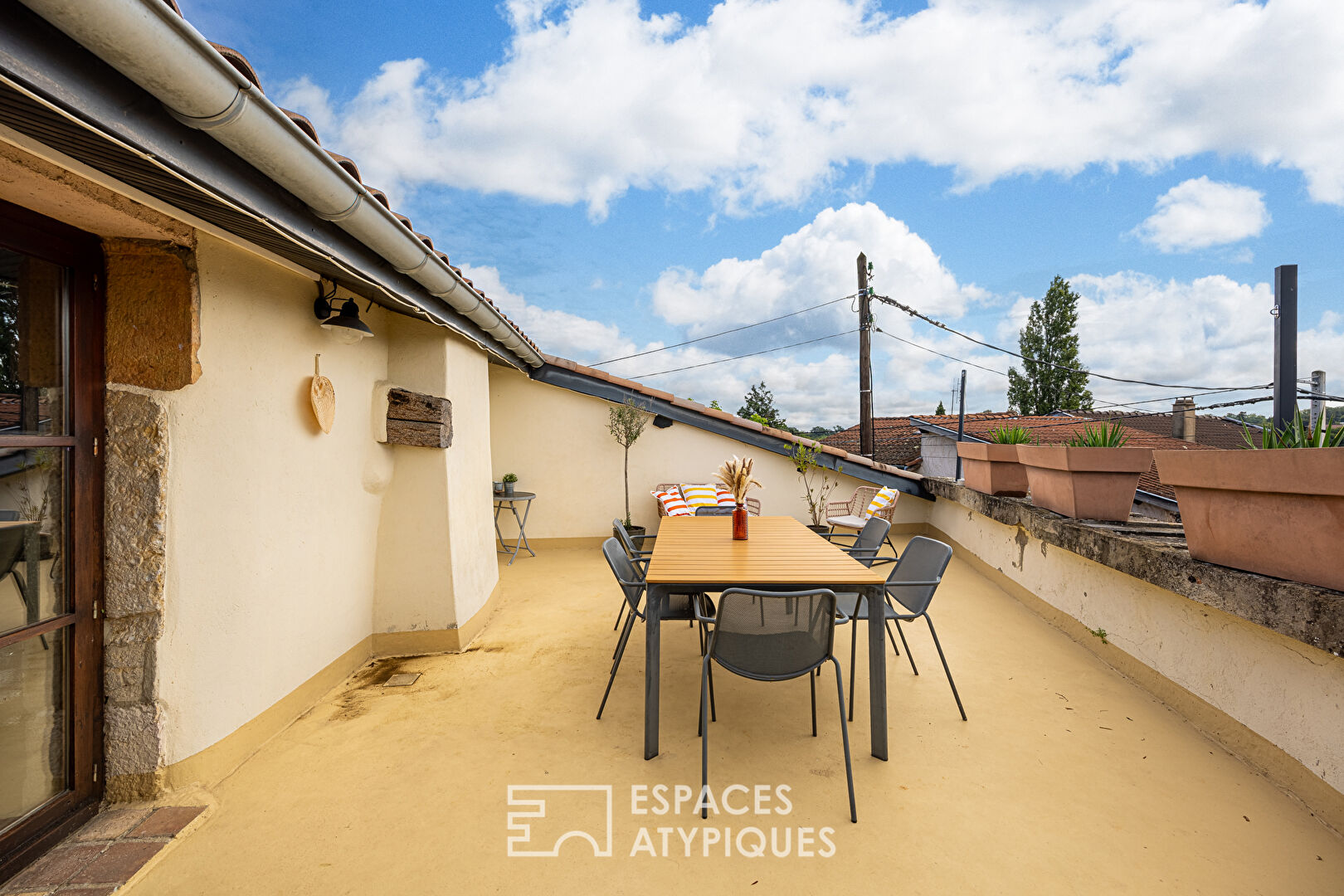 Maison de ville entièrement rénovée avec terrasse
