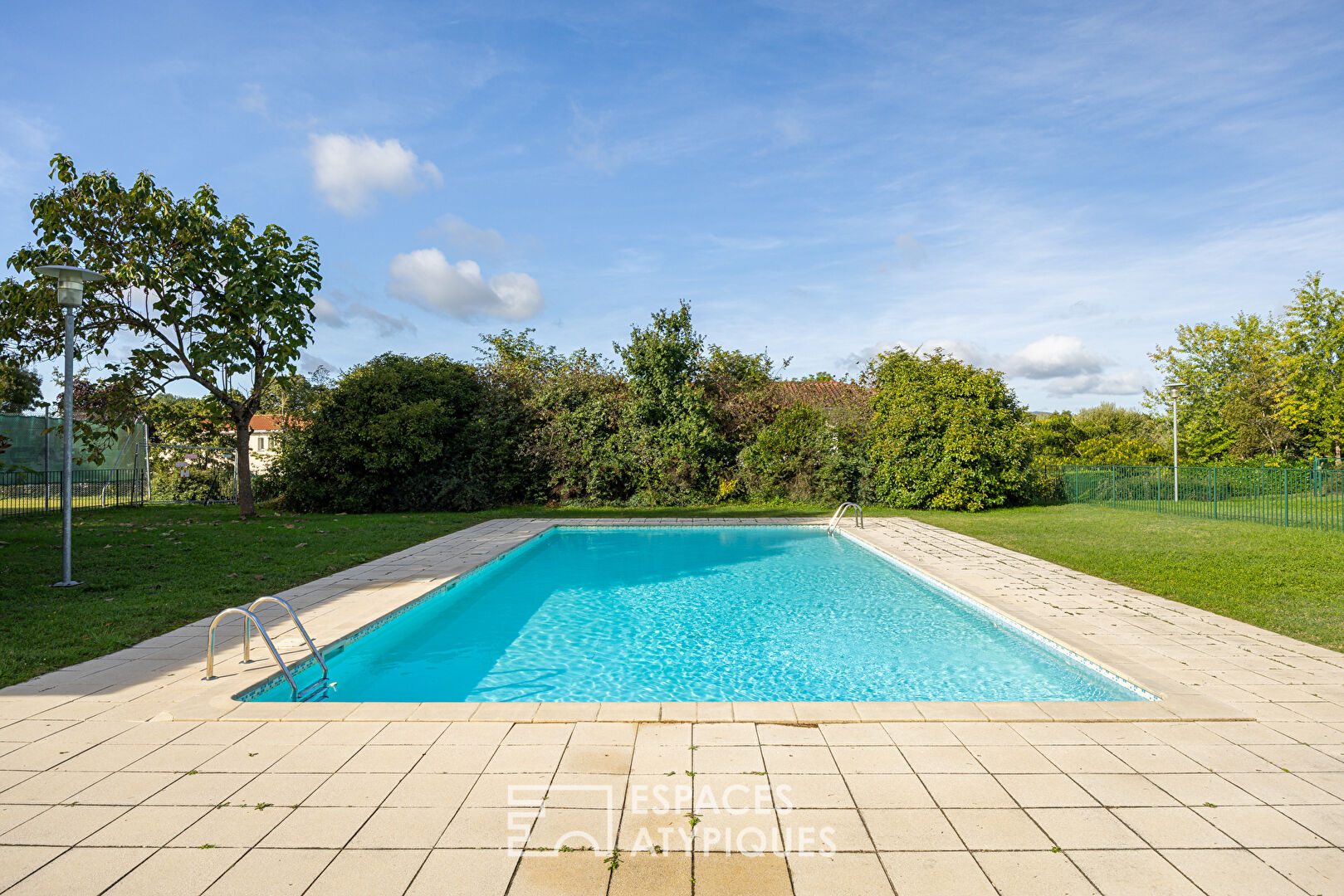 Rez-de-jardin dans une résidence cossue et prisée avec tennis et piscine