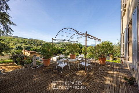 Renovated apartment in the heart of a castle with garden and swimming pool