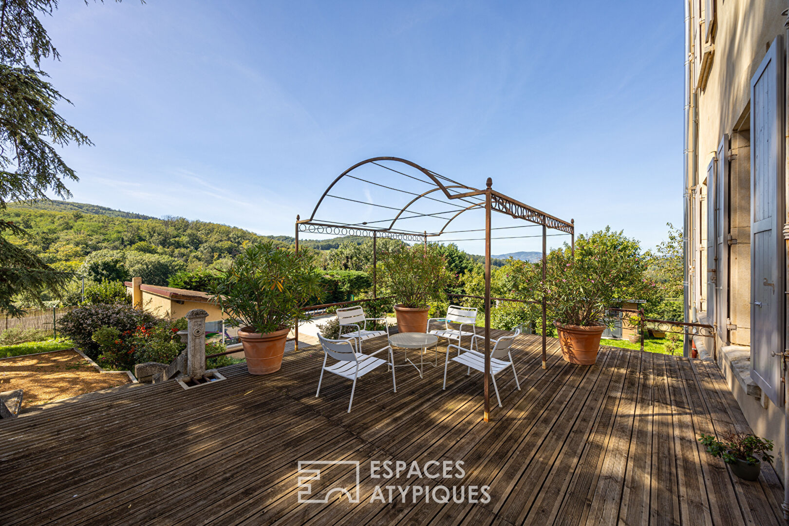 Renovated apartment in the heart of a castle with garden and swimming pool