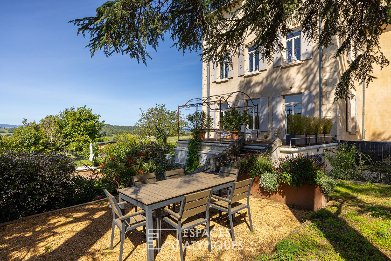 Renovated apartment in the heart of a castle with garden and swimming pool