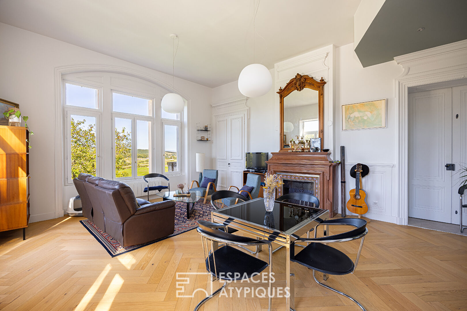 Renovated apartment in the heart of a castle with garden and swimming pool