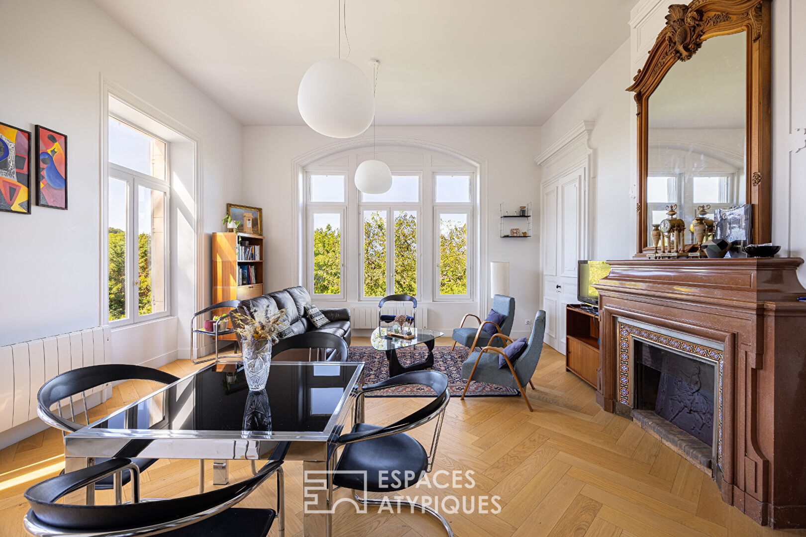 Renovated apartment in the heart of a castle with garden and swimming pool