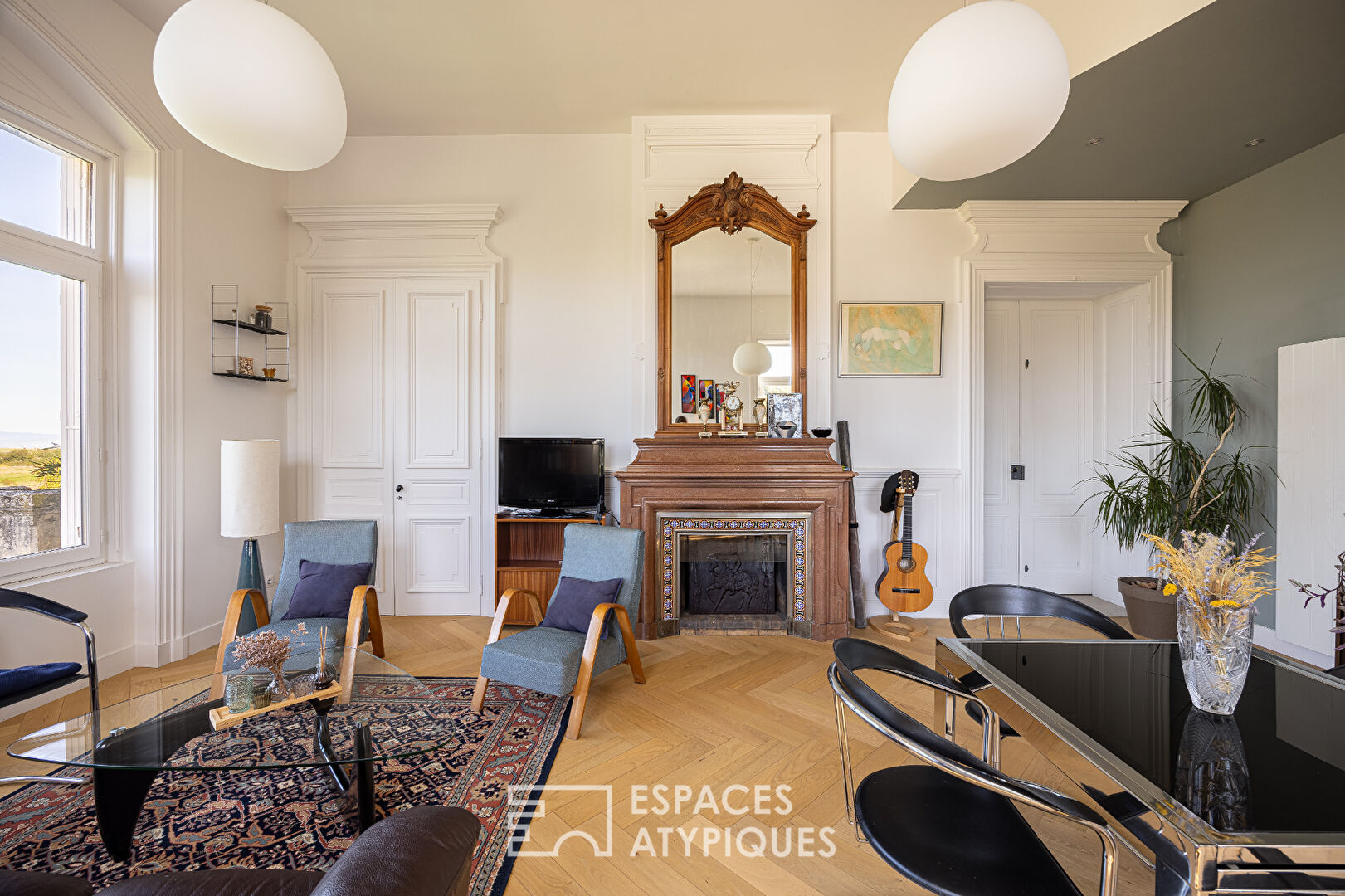 Renovated apartment in the heart of a castle with garden and swimming pool