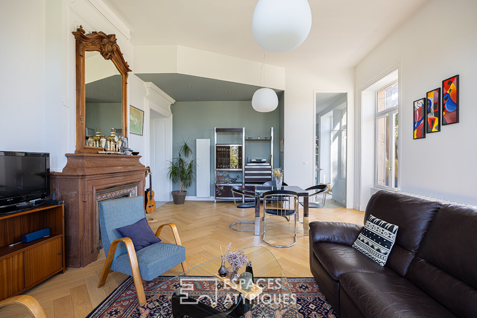 Renovated apartment in the heart of a castle with garden and swimming pool