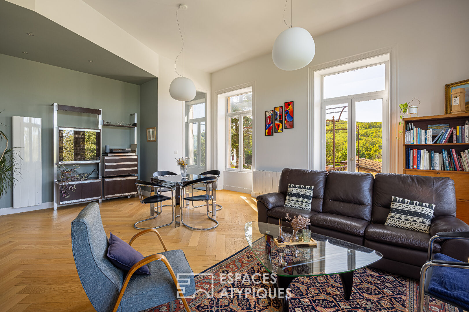 Renovated apartment in the heart of a castle with garden and swimming pool