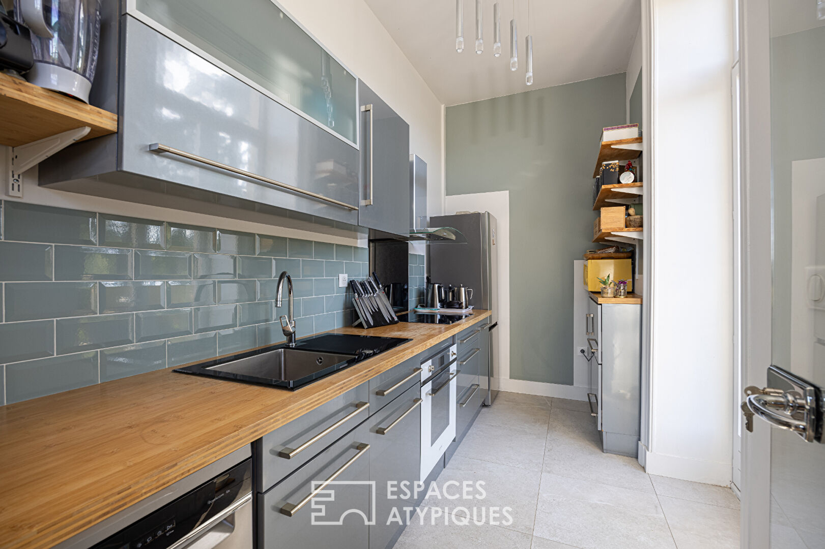 Renovated apartment in the heart of a castle with garden and swimming pool