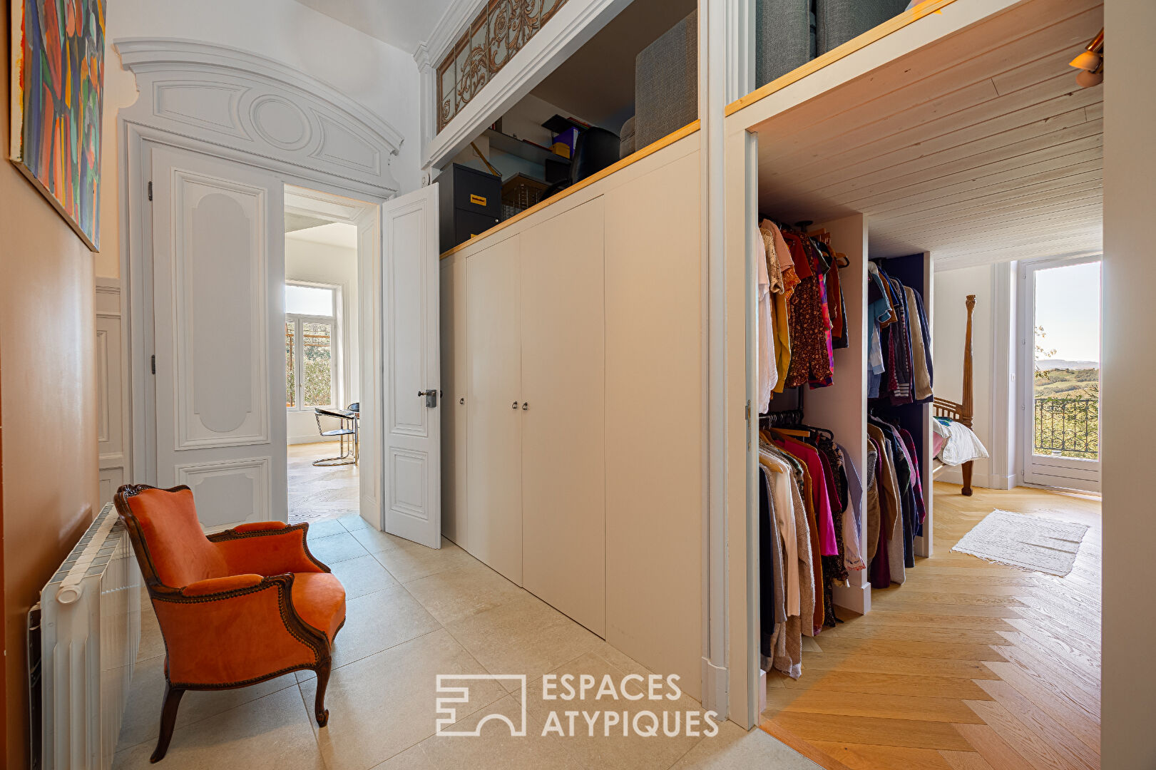 Renovated apartment in the heart of a castle with garden and swimming pool