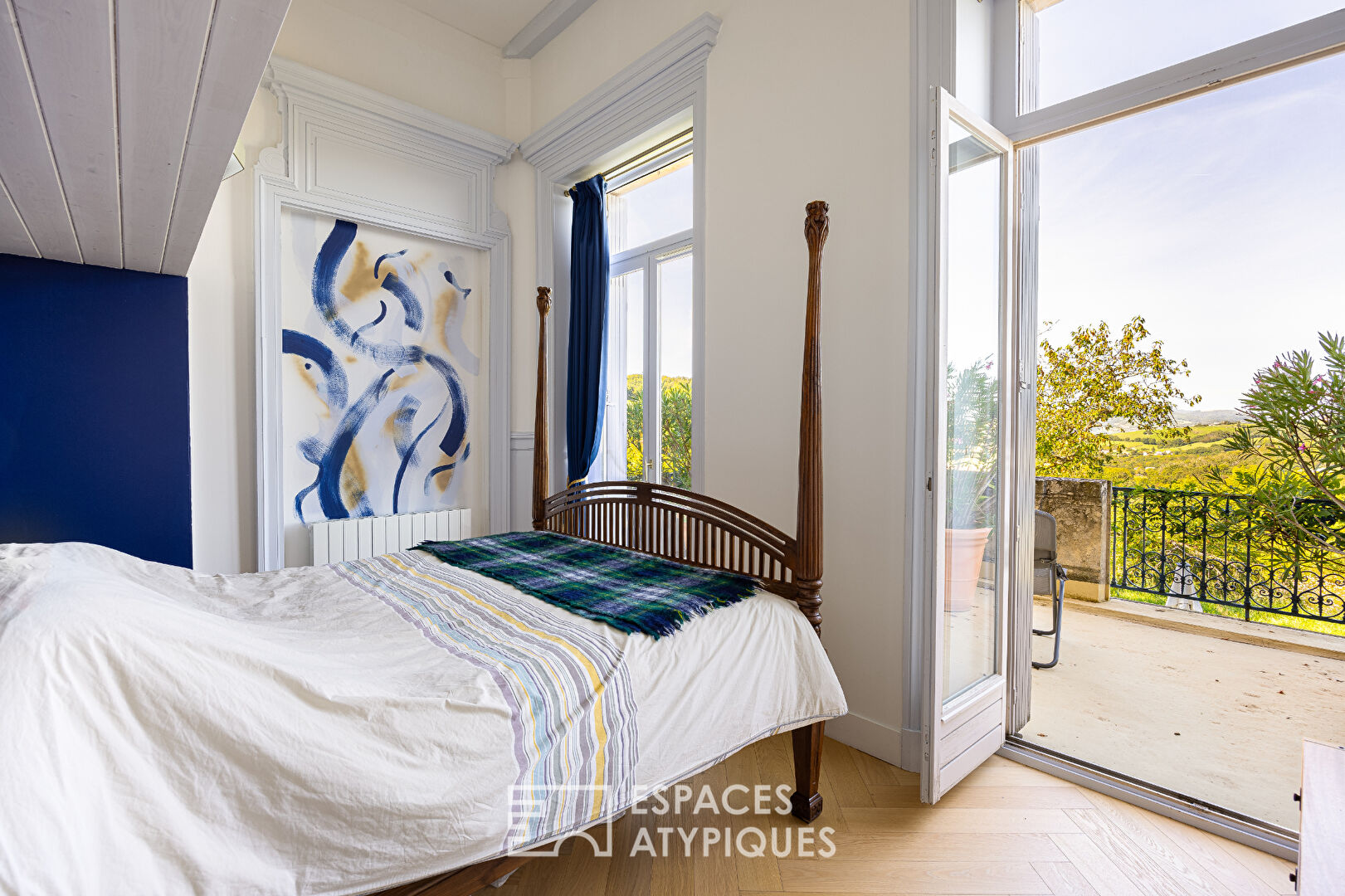 Renovated apartment in the heart of a castle with garden and swimming pool