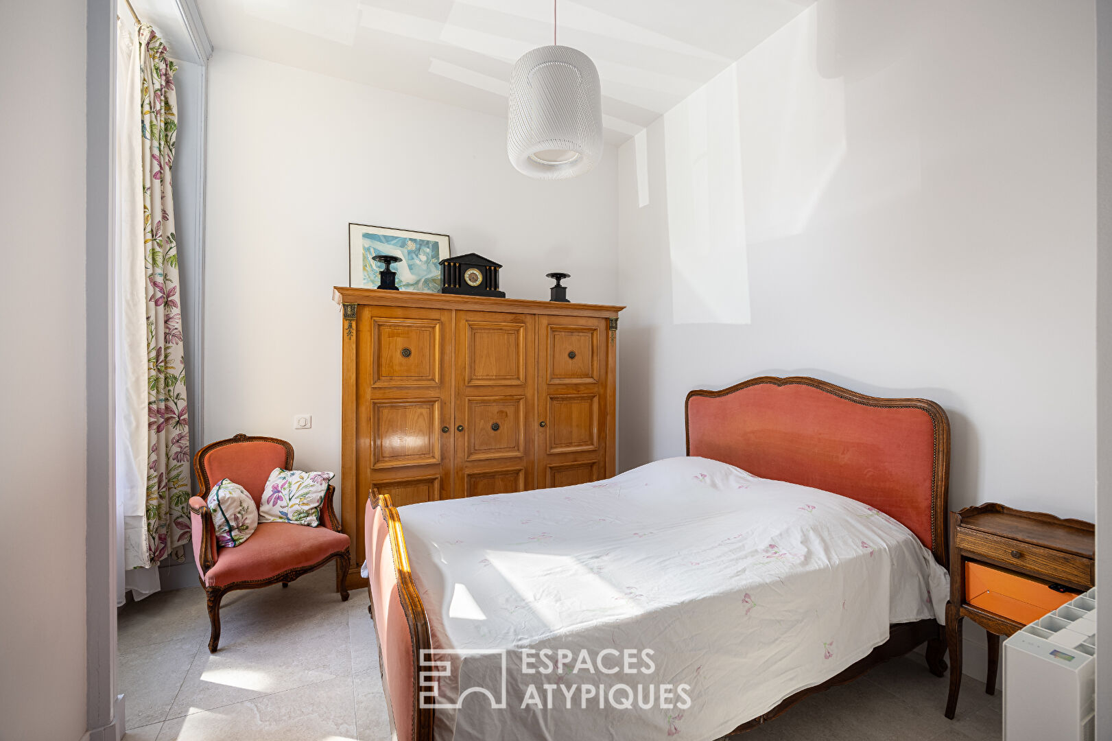 Renovated apartment in the heart of a castle with garden and swimming pool