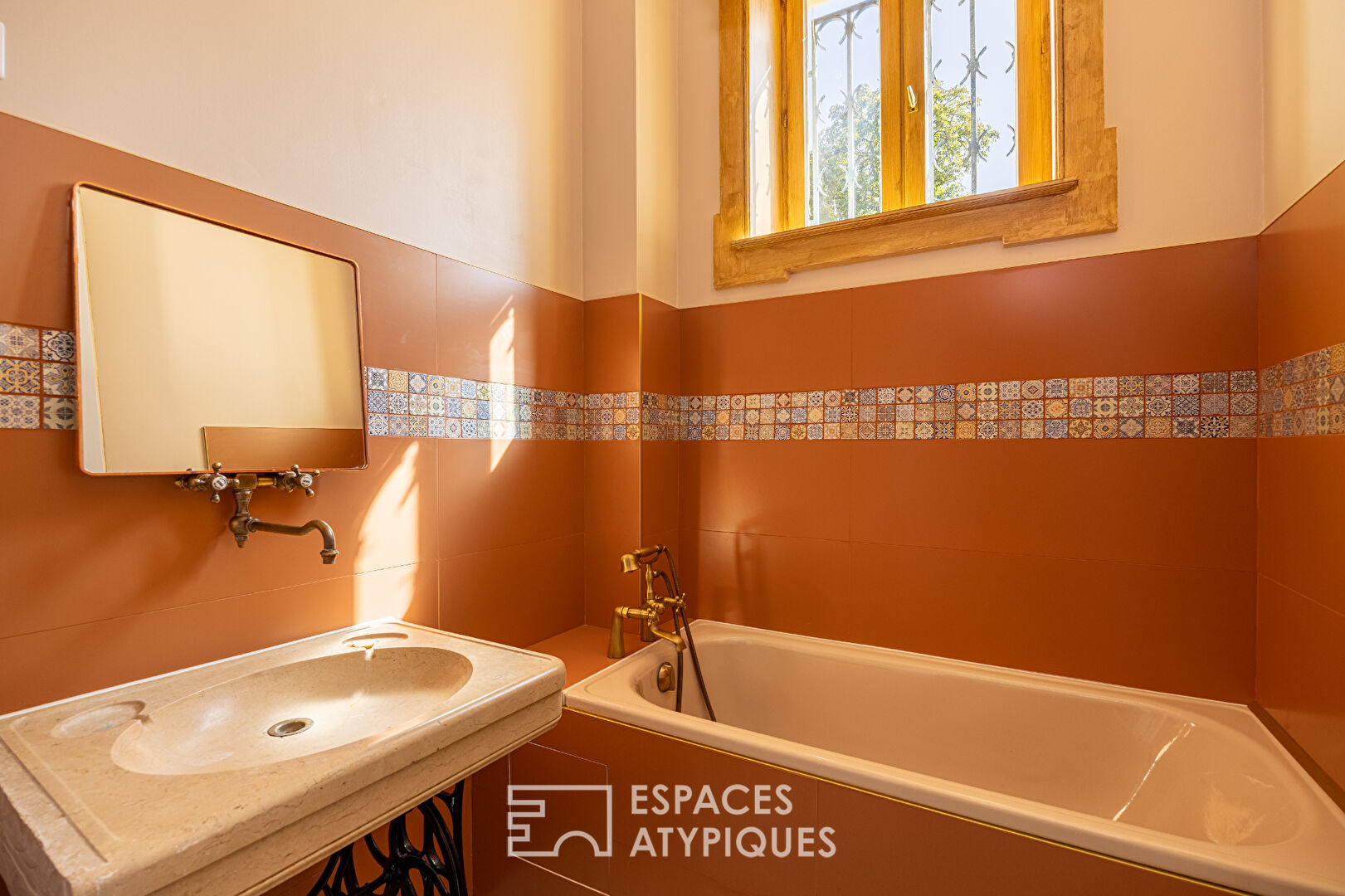Renovated apartment in the heart of a castle with garden and swimming pool