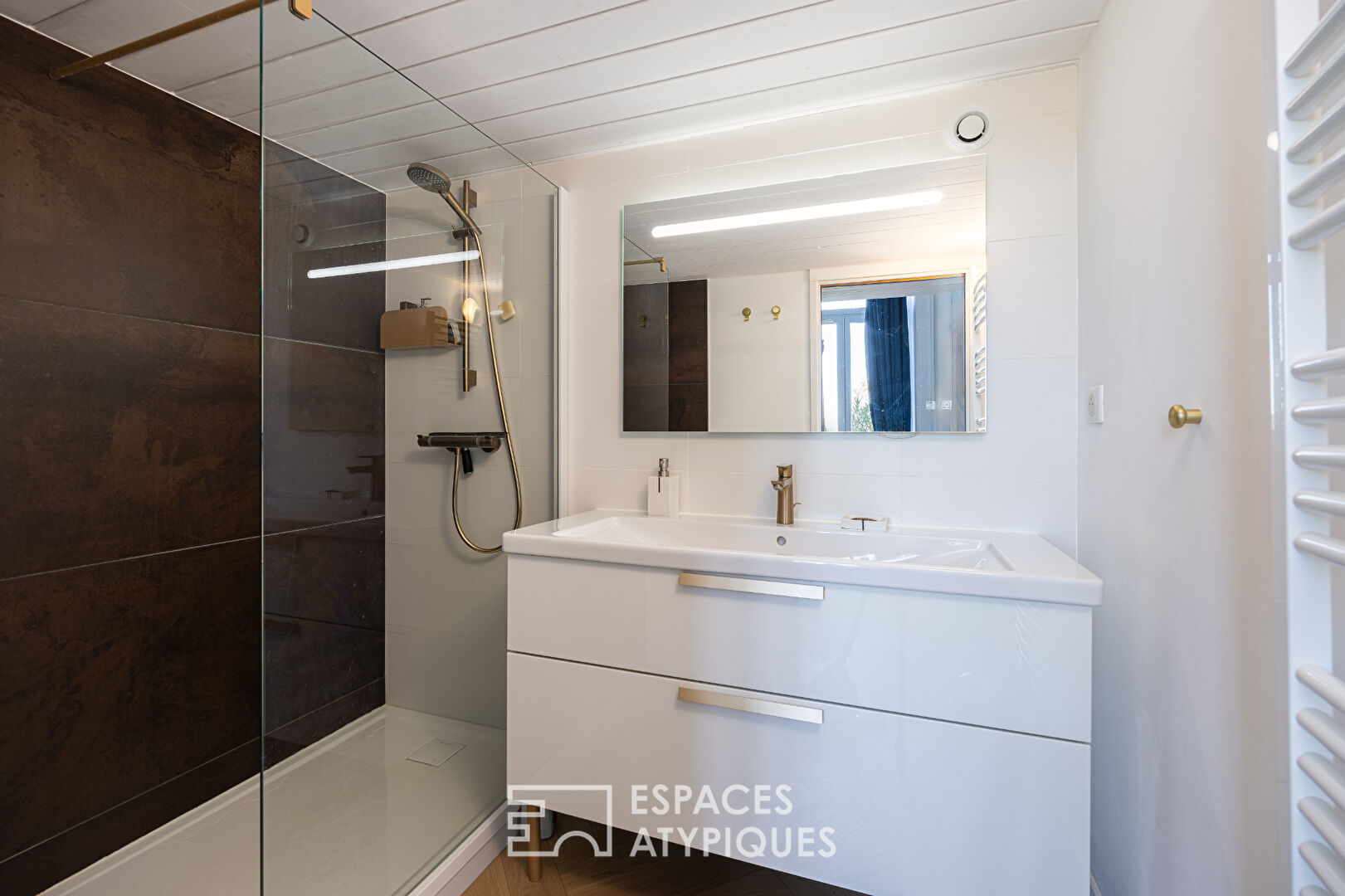Renovated apartment in the heart of a castle with garden and swimming pool