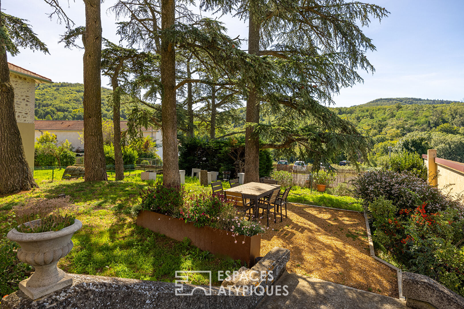 Renovated apartment in the heart of a castle with garden and swimming pool