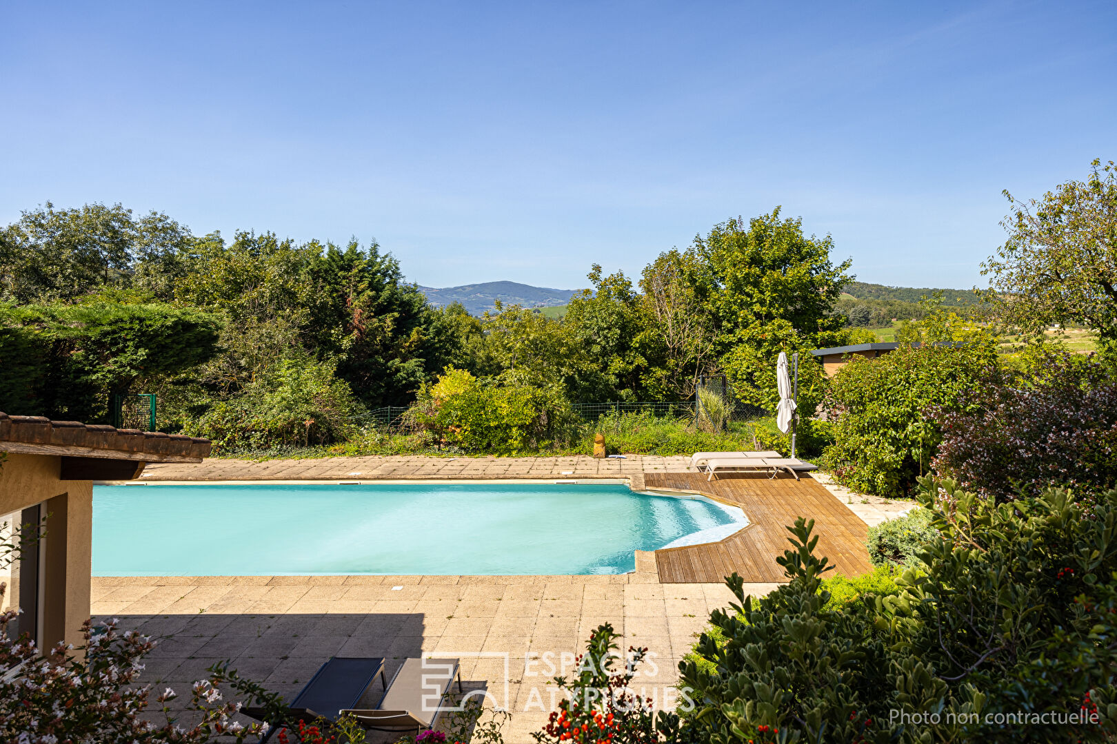 Renovated apartment in the heart of a castle with garden and swimming pool
