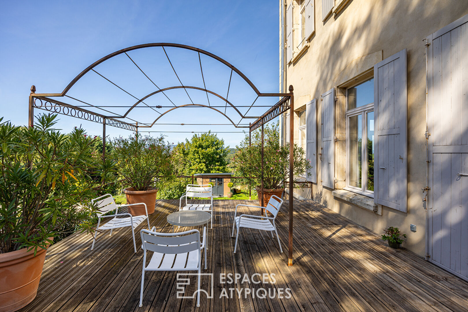 Renovated apartment in the heart of a castle with garden and swimming pool