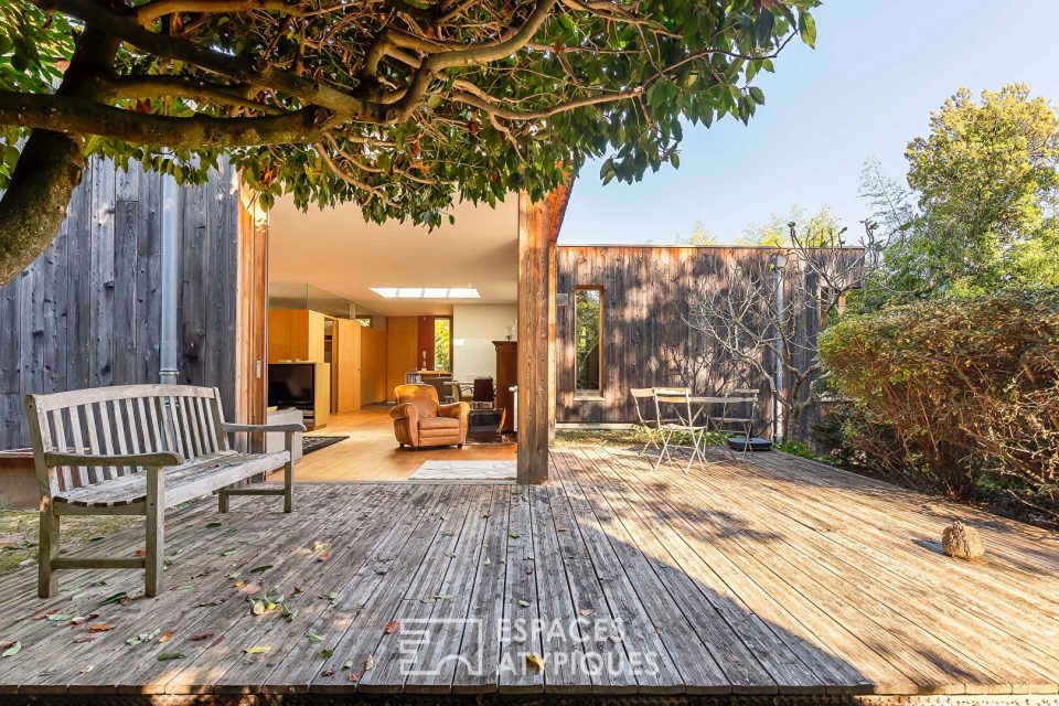 Maison à toit plat végétalisé en ossature bois à l'abris des regards