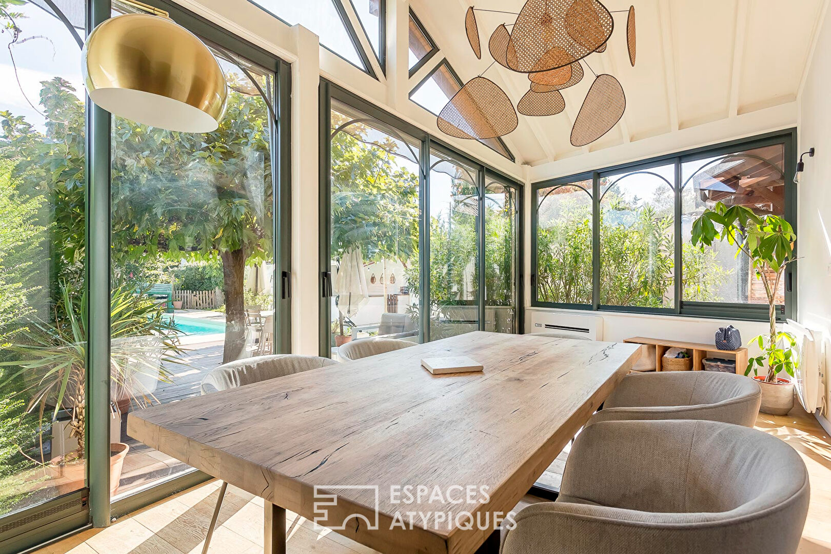 Ancien corps de ferme rénové avec piscine et jardin