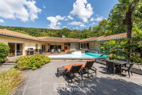 Maison de plain-pied avec jardin arboré et piscine au coeur de Limonest