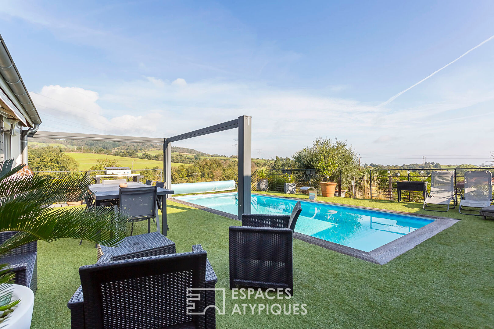 Maison avec jardin, terrasse et piscine