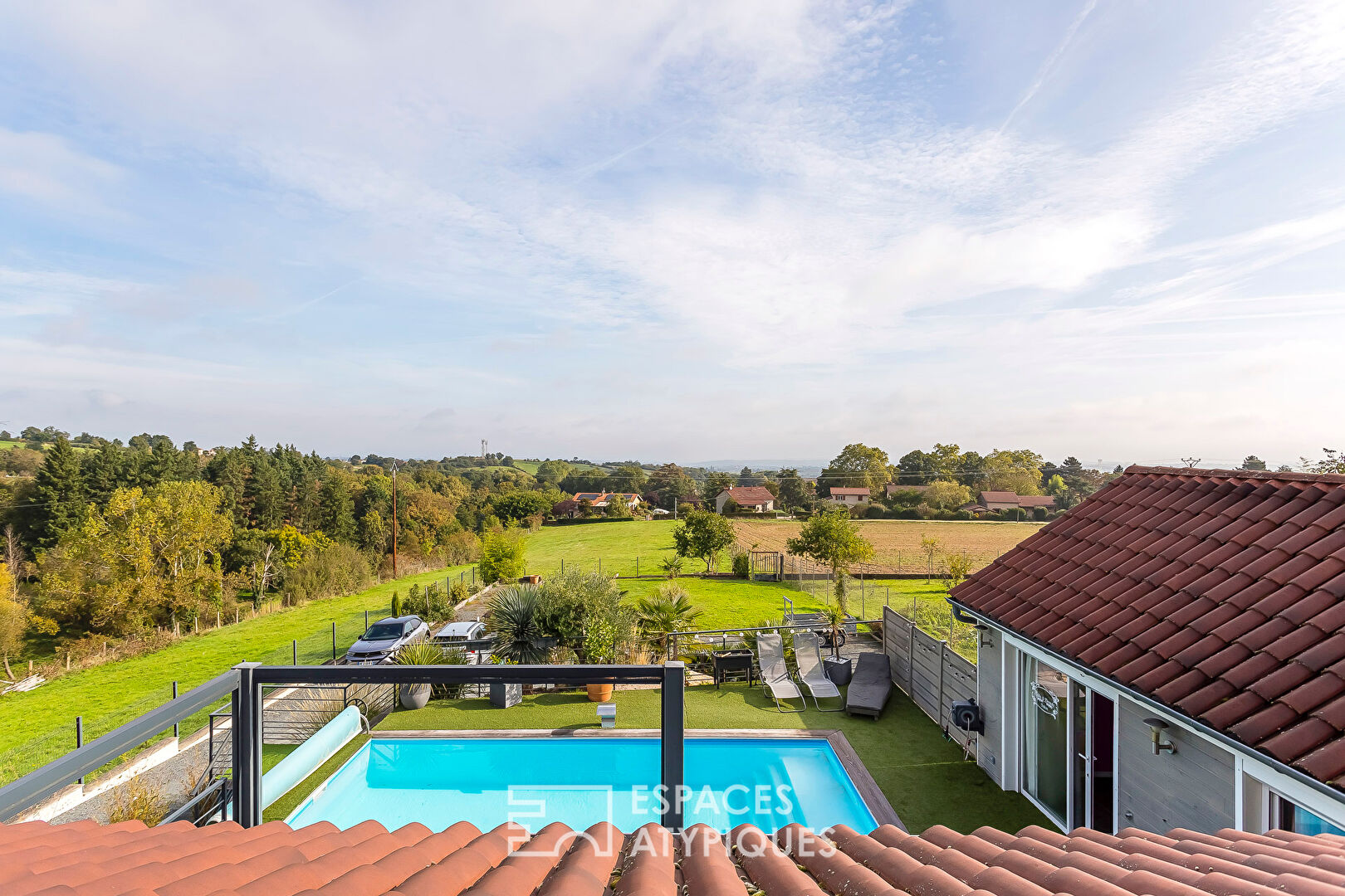 Maison avec jardin, terrasse et piscine