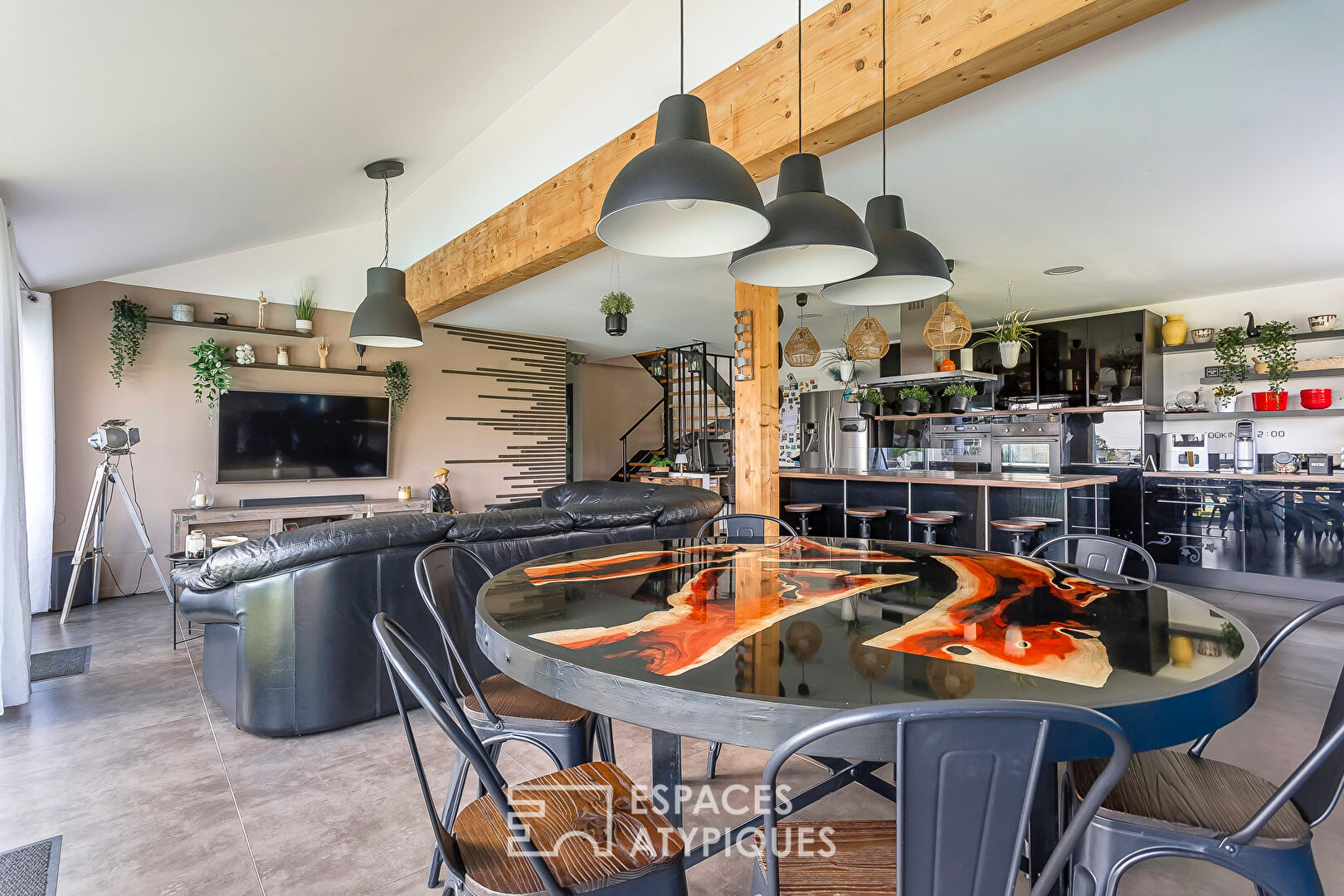 Maison avec jardin, terrasse et piscine