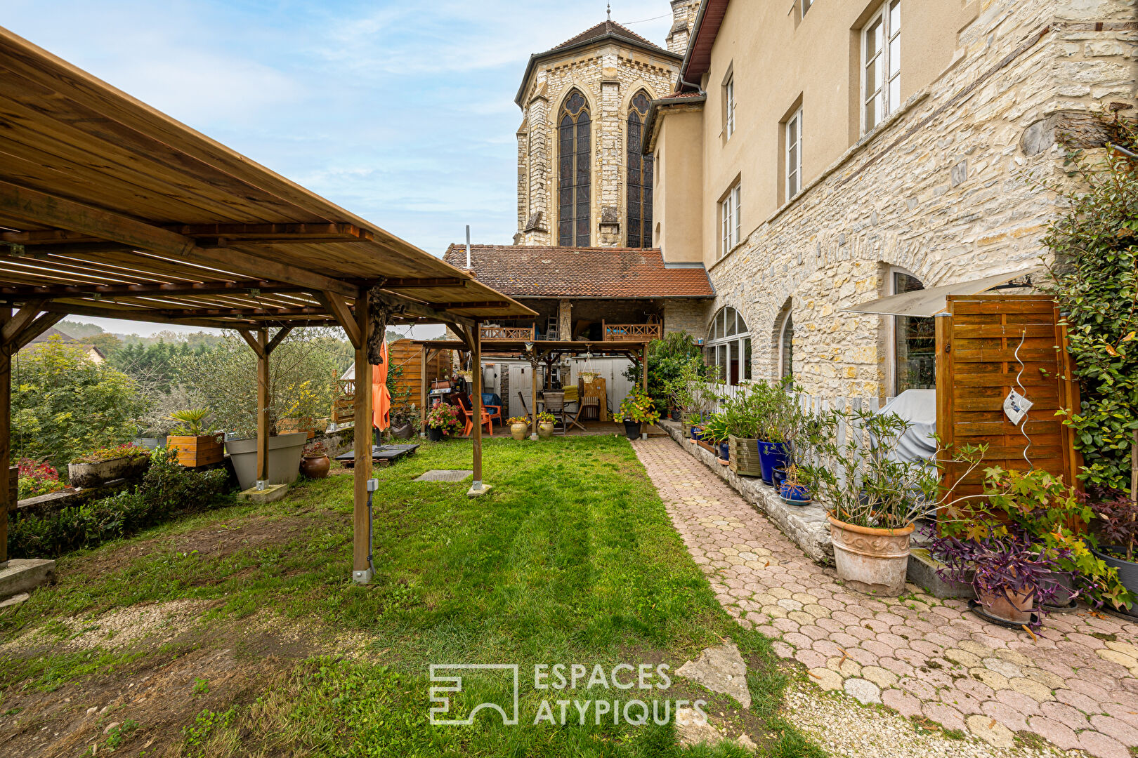 Ancienne École de 1832 avec jardin dans un cadre bucolique